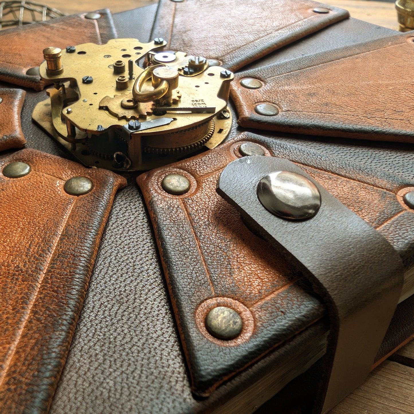 Jurnal Steampunk din Piele și Elemente Mecanice Funcționale