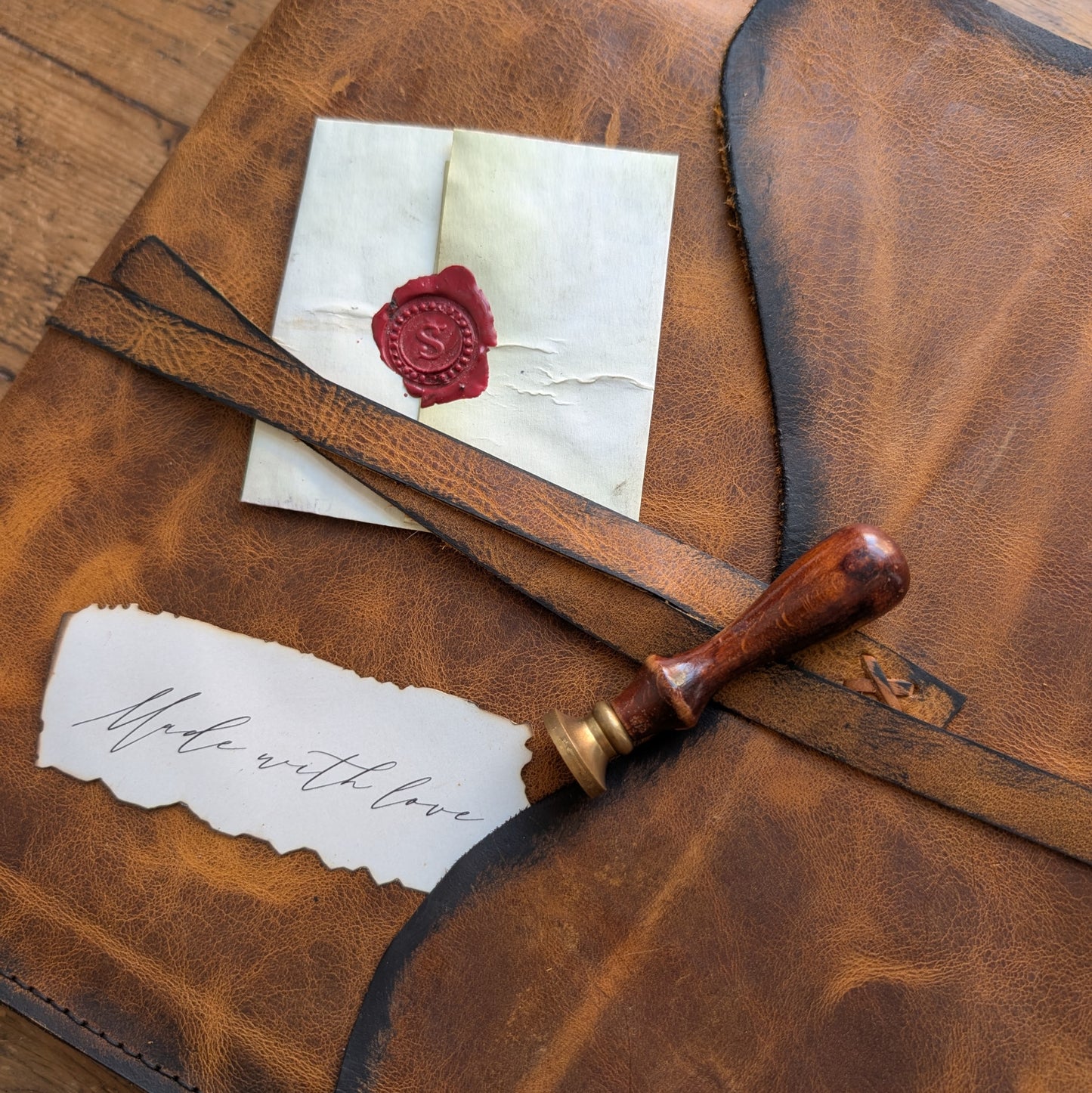 Husă de piele naturală pentru album foto tip photobook, lucrată manual, cu scrisoare personalizată cu sigiliu și etichetă "Made with love"
