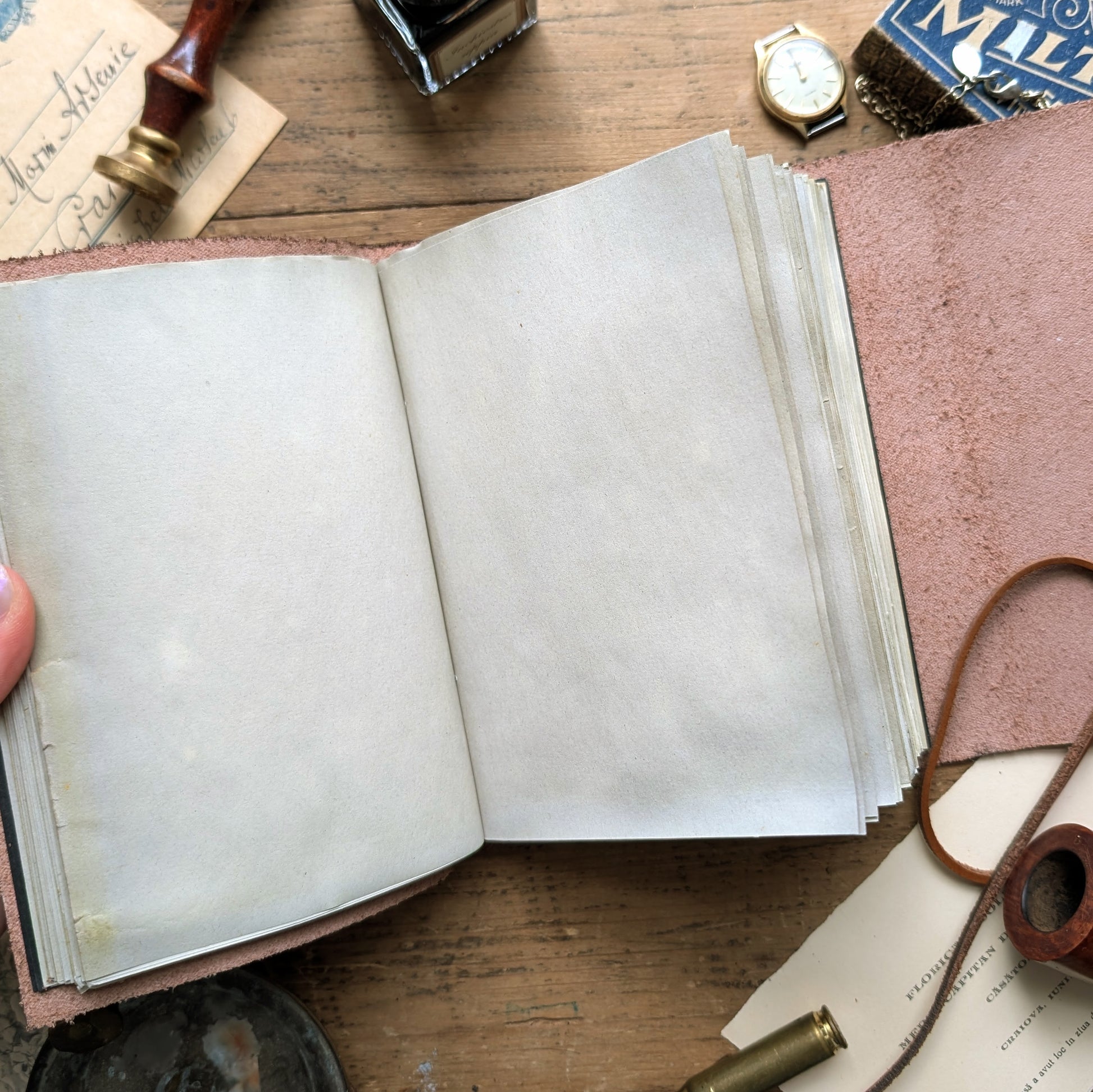 Interiorul jurnalului de piele vintage, format A6, maro închis, cu foi învechite manual
