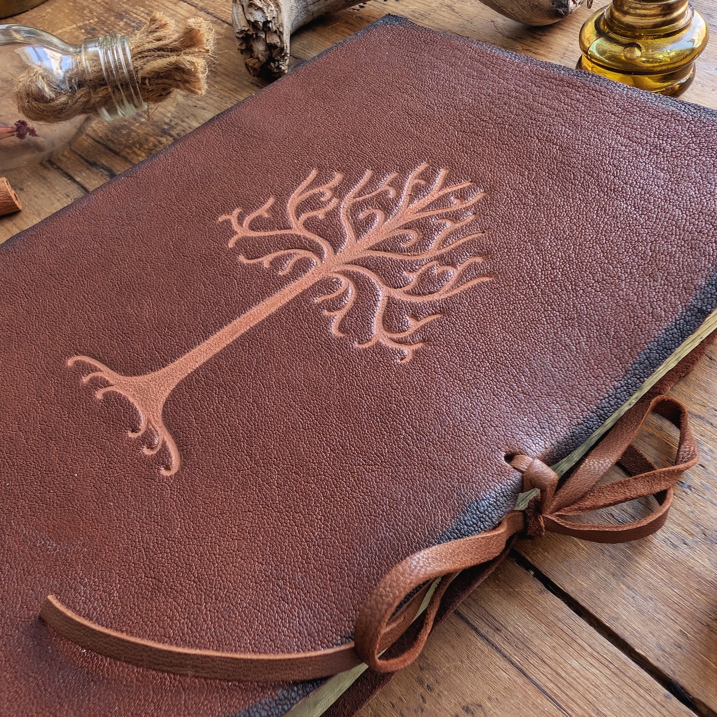 Jurnal din Piele Naturală Gravat cu Copac