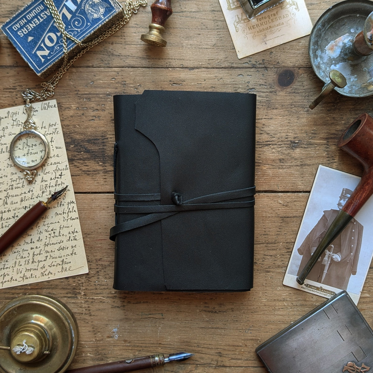 Jurnal din piele, vintage, format A6, negru, cu sistem de închidere cu șnur de piele